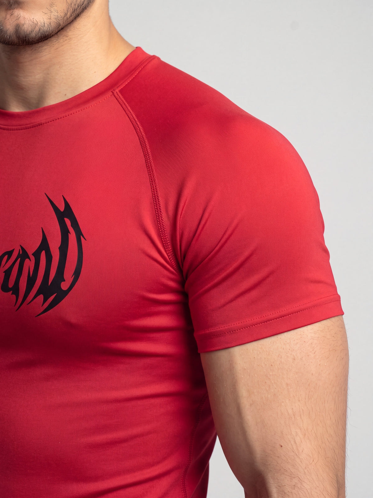 Remera compresion "Black Gothic" (rojo)