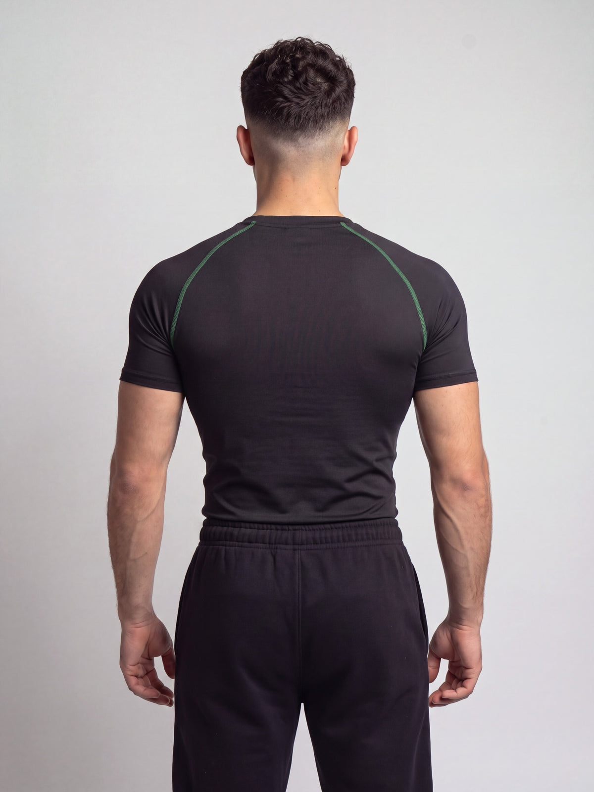 Remera de compresion "Green Seams" (Negro)