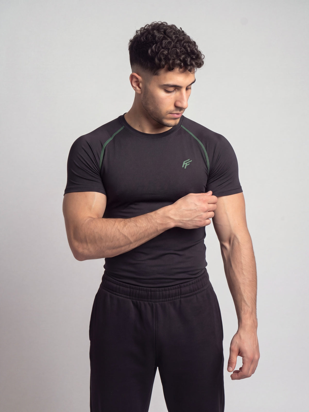 Remera de compresion "Green Seams" (Negro)