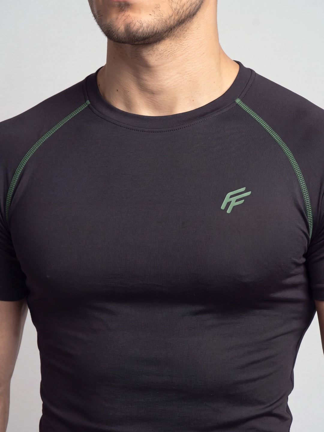 Remera de compresion "Green Seams" (Negro)