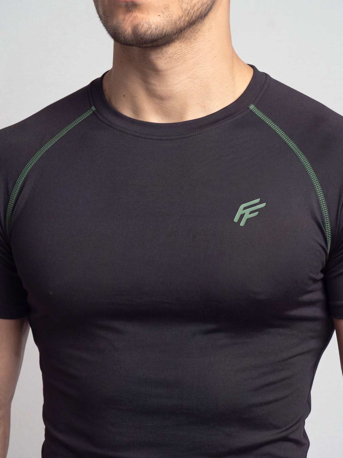 Remera de compresion "Green Seams" (Negro)